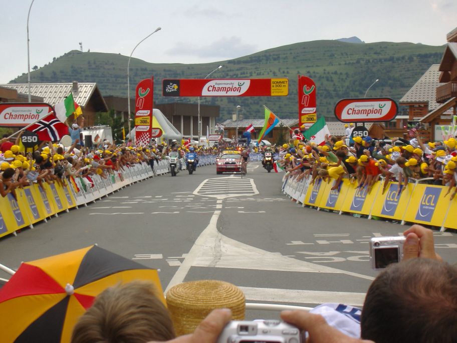Sieger Schleck in Alpe d'Huez 2006.jpg